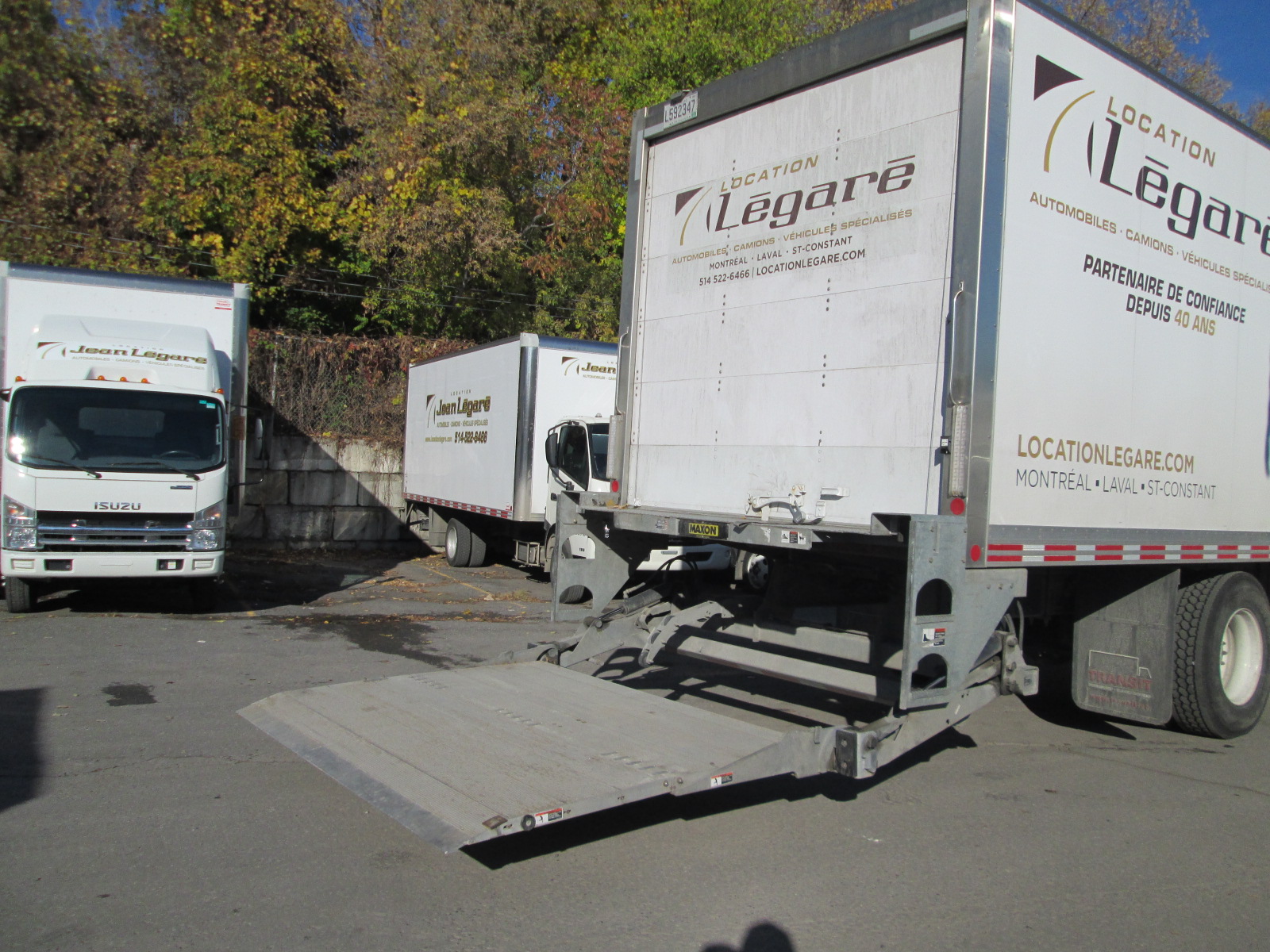 Truck with freight elevator 